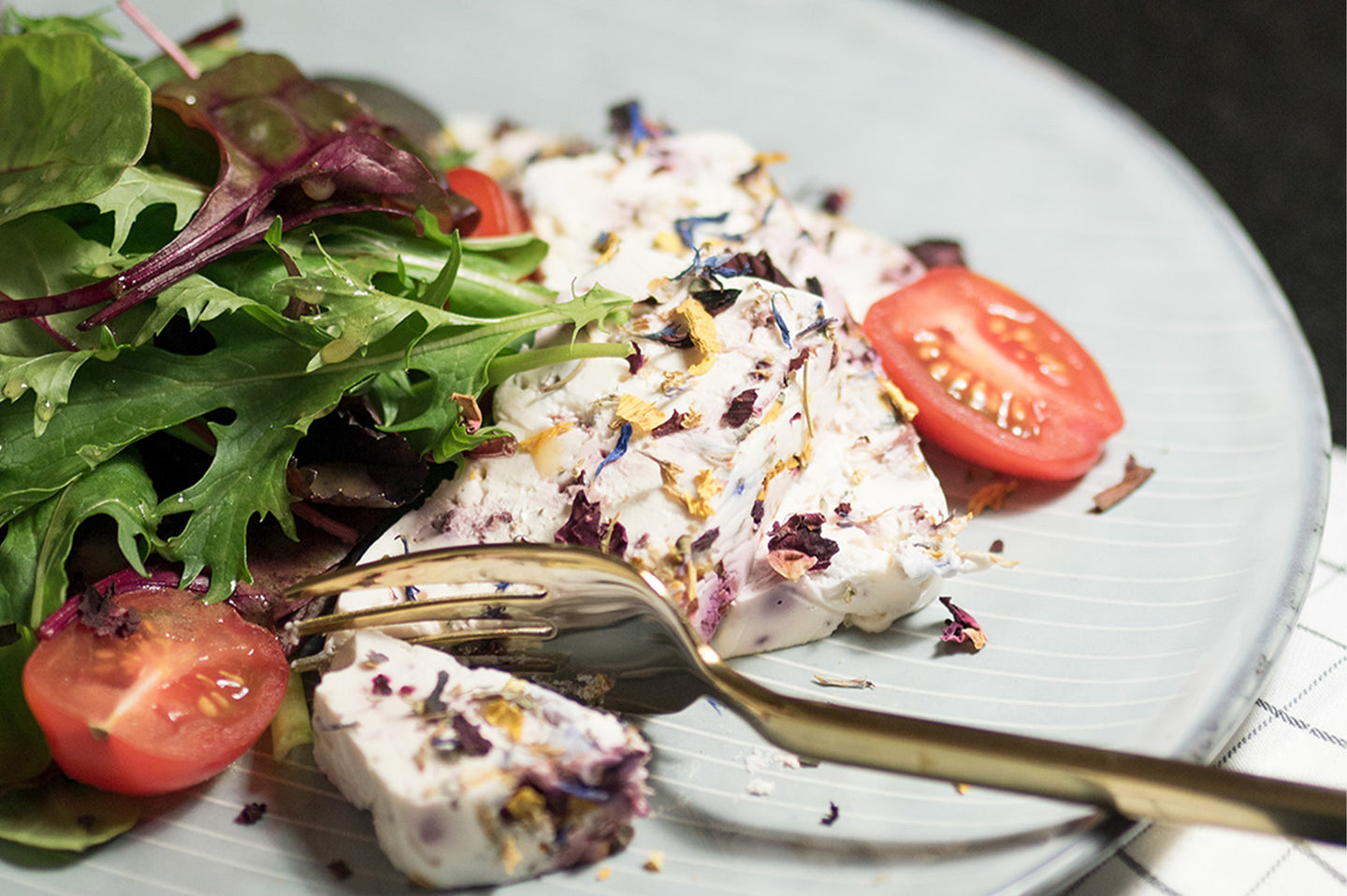 Frischkäseterrine mit Blütenmischung