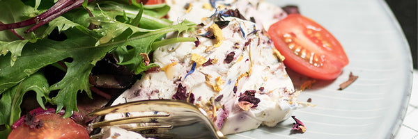 Frischkäseterrine mit Blütenmischung