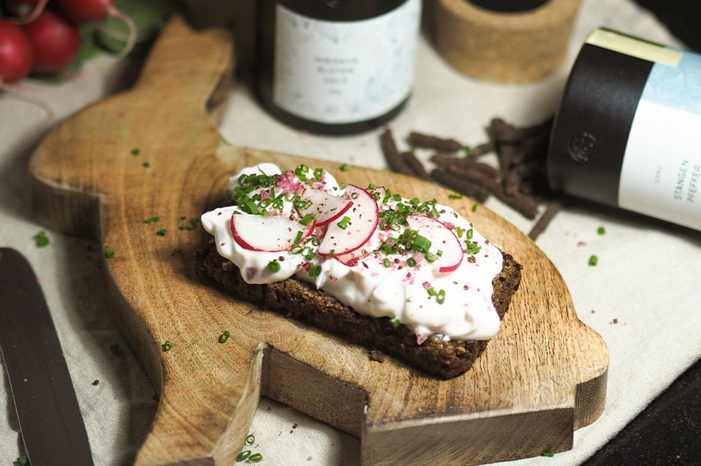 Radieschen-Topping mit Hibiskusblütensalz und Stangenpfeffer