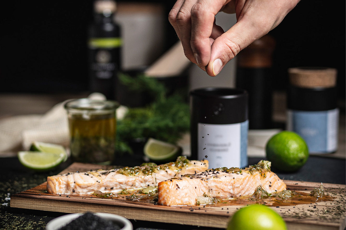 Lachs vom Zedernholzbrett mit Schwarzem Hawaiisalz