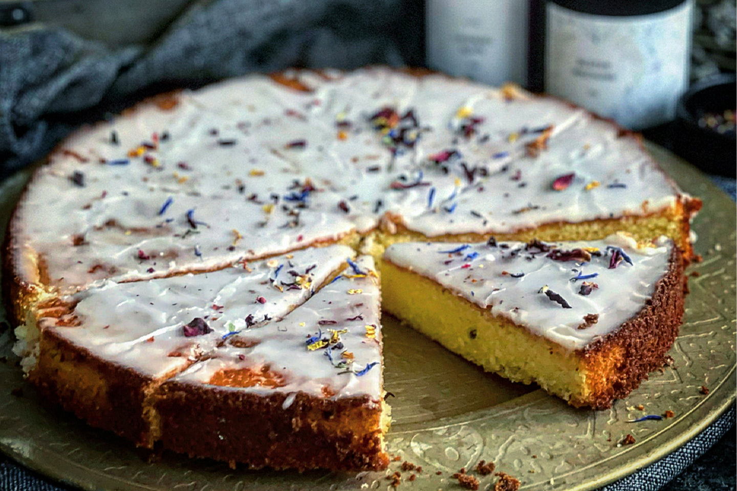 Zitronenkuchen mit Lavendelblüten