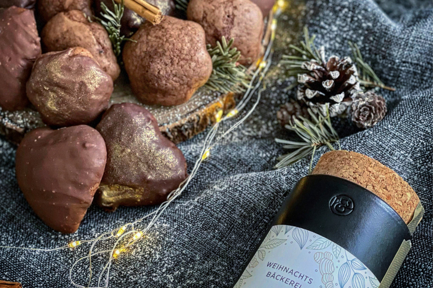 Gefüllter Schokoladen-Lebkuchen mit Weihnachtsbäckerei