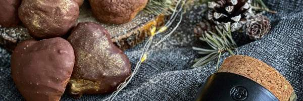 Gefüllter Schokoladen-Lebkuchen mit Weihnachtsbäckerei