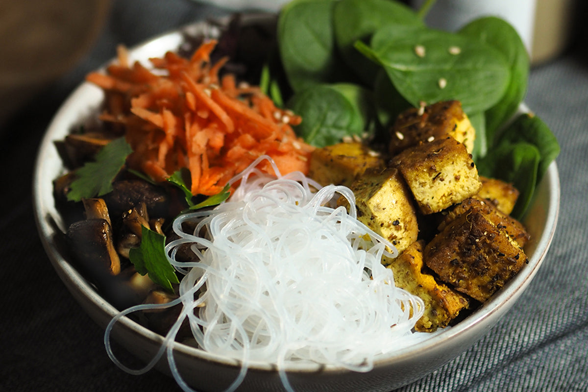 Vegane TofuBuddhaBowl mit Madras Curry Pfeffersack & Soehne