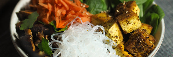 Vegane Tofu-Buddha-Bowl mit Madras Curry