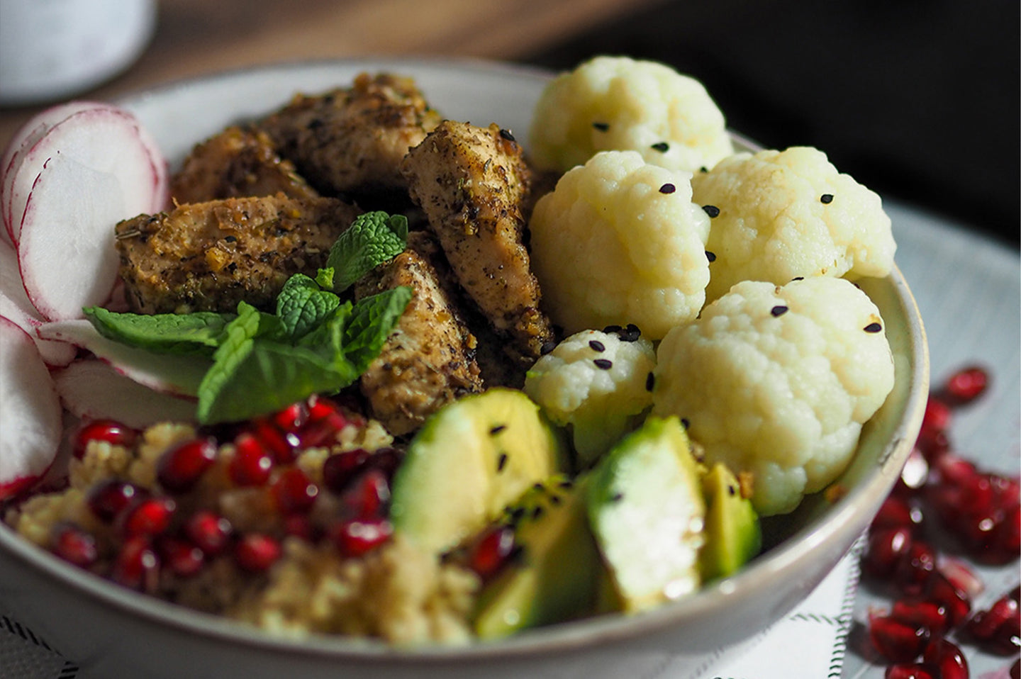 Würzige Bowls VI - Anrichten mit farbenfrohen Toppings
