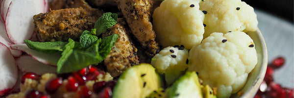 Würzige Bowls VI - Anrichten mit farbenfrohen Toppings