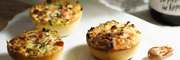 Zwiebelkuchenmuffins mit Muskatblüte