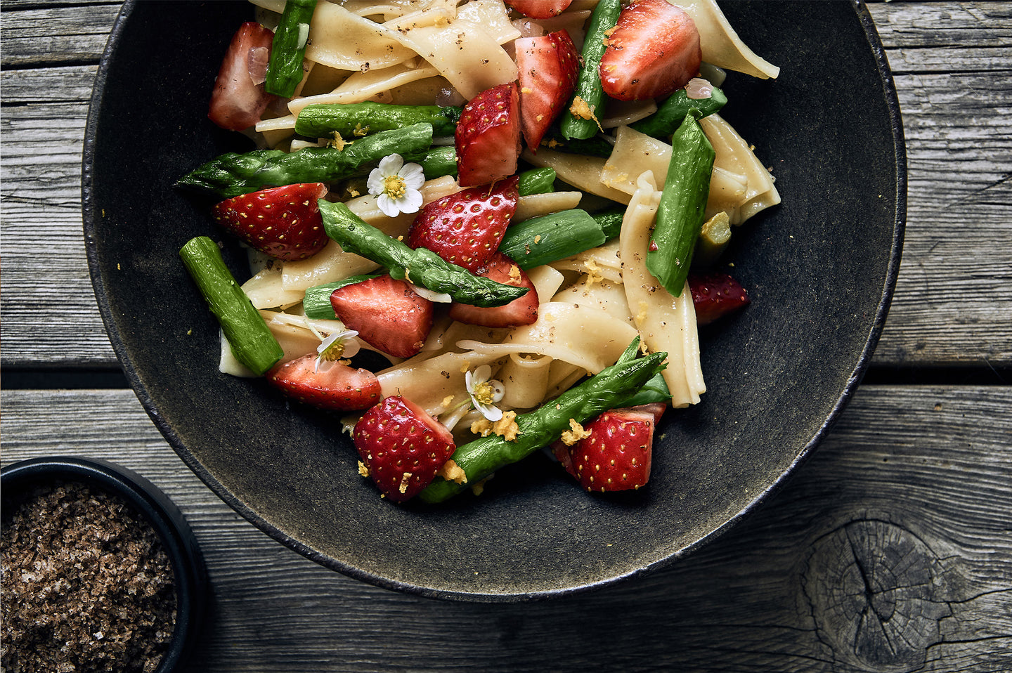 Spargel-Pasta mit frischen Erdbeeren und Vanillesalz