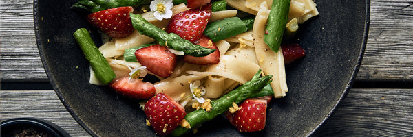 Spargel-Pasta mit frischen Erdbeeren und Vanillesalz