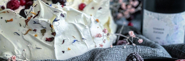 Pavlova Cake- Ein sommerlich-leichtes Dessert, mit frischen Beeren und Rosenblütensalz