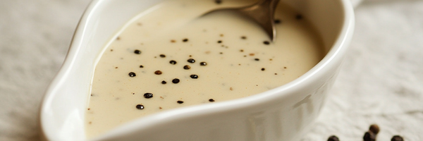 Grüne Pfeffersauce mit grünem Pfeffer in kleiner Sauciere
