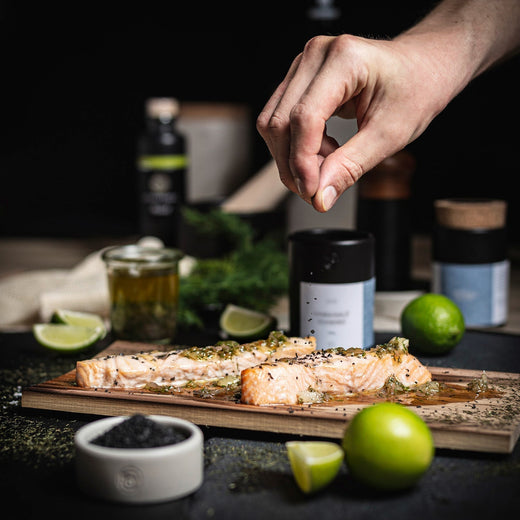 Lachsfilet vom Zedernholzbrett mit frischem Limetten-Dill-Relish