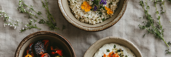 Drei kleine Sommergerichte nebeneinander – Couscous, Dip und Kartoffeln in Keramikschalen, natürlich serviert.