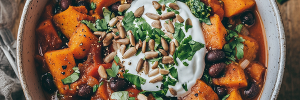 Süßkartoffel-Chili mit Bohnen und Spinatcreme in weißem Teller – overhead fotografiert, zentriert angerichtet