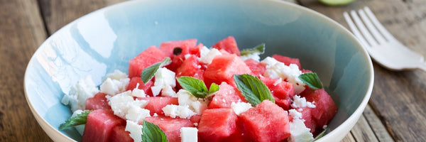 Wassermelonen-Feta-Salat mit Honig-Dressing auf Teller angerichtet