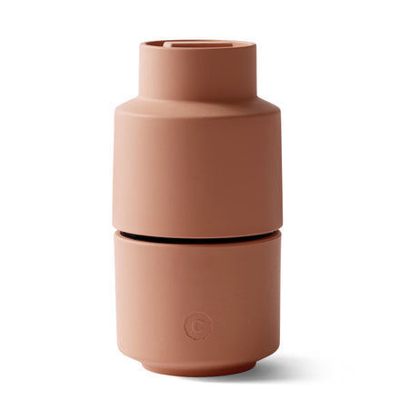 Crushgrind Billund Gewürzmühle in Paprika Rot mit einstellbarem Keramikmahlwerk – im Shop von Pfeffersack & Soehne.