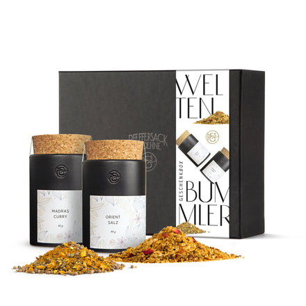 Geschenkbox Weltenbummler von Pfeffersack & Soehne mit Madras Curry und Orientsalz in Keramikdosen – hochwertiges Gewürzset in edler Verpackung für Genießer.