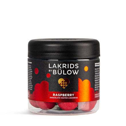 Schwarze Dose Lakrids by Bülow Crispy Raspberry – fruchtiges Lakritz mit Schokoladenhülle, erhältlich bei Pfeffersack & Soehne