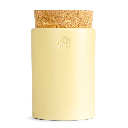 Keramikdose in Pastellgelb mit Naturkorkdeckel – handgefertigte Gewürzdose von Pfeffersack & Soehne für stilvolle Gewürzaufbewahrung in der Küche.