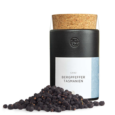 Tasmanischer Bergpfeffer vor Keramikdose von Pfeffersack & Soehne – wild & beerig-scharf, ideal für Wildgerichte & dunkle Saucen